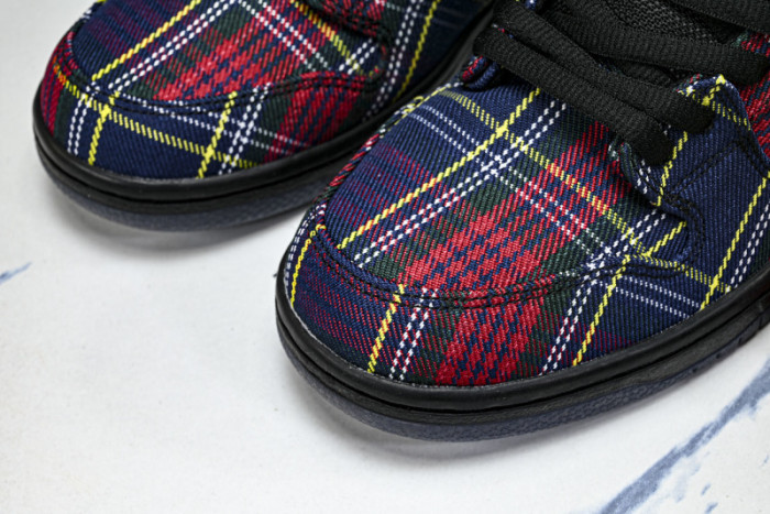 Nardwuar x Nike SB Dunk Low “Tartan” II1493-600