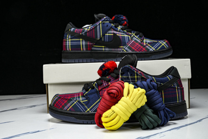 Nardwuar x Nike SB Dunk Low “Tartan” II1493-600