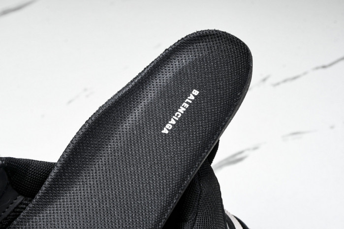 BL 17FW TRIPLE S SNEAKER W0901-1000