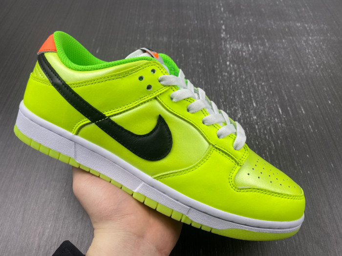 nike dunk low “glow in the dark” fj4610-702