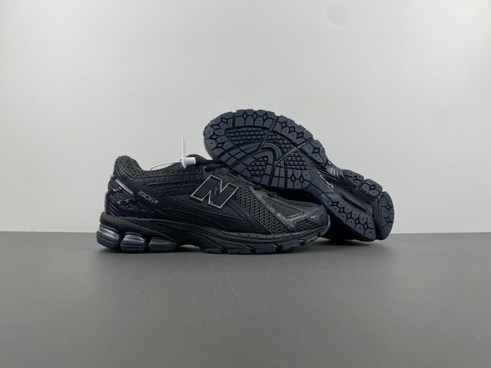 new Ba1an*e 1906r black metallic silver m1906rjb